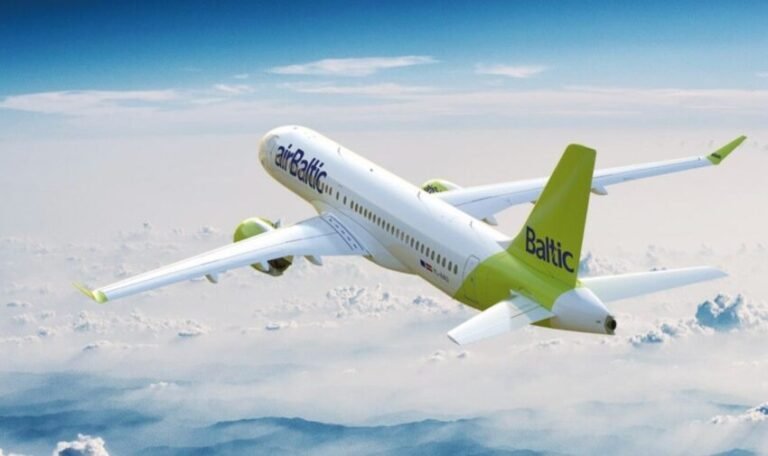 aerei air baltic in volo sopra citta panoramica