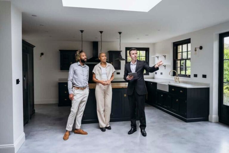 agente immobiliare che mostra una casa ai clienti