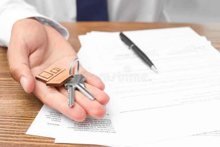 Come Aprire Una Partita Iva per Agente Immobiliare in Modo Semplice 2 agente immobiliare con chiavi e contratto