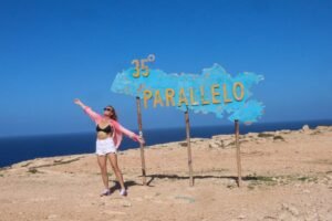 alba dorata su spiaggia di lampedusa
