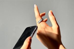 anello nfc al polso con smartphone in mano