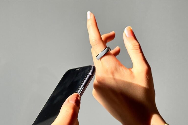 anello nfc al polso con smartphone in mano