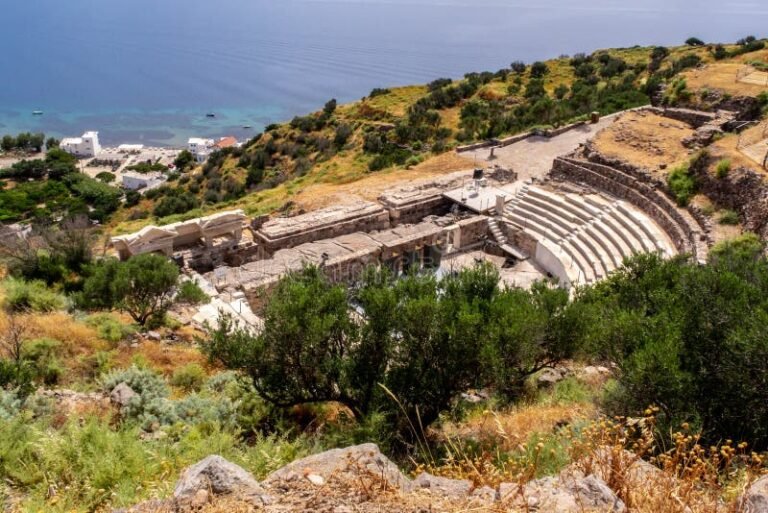 Cos'è la Magna Grecia e qual è il legame con Reggio Emilia 26 antiche rovine greche con sfondo di colline verdi