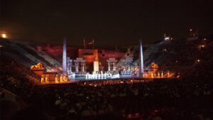 arena di verona al tramonto con spettatori