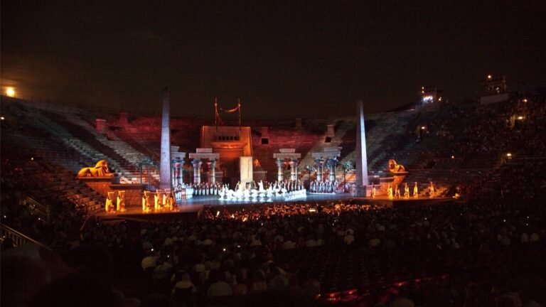 arena di verona al tramonto con spettatori
