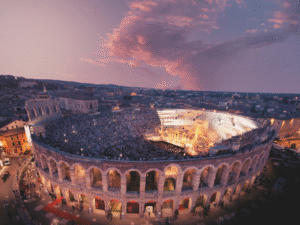 arena di verona al tramonto con visitatori