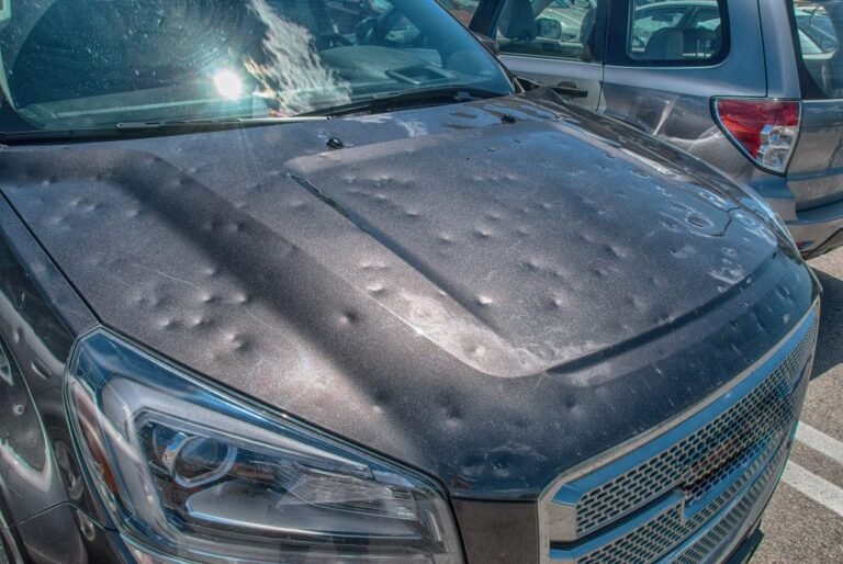 auto danneggiata da grandine in parcheggio