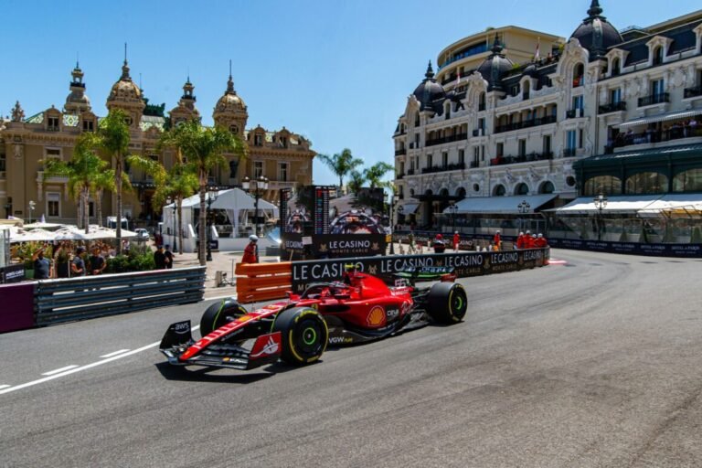 auto di formula 1 su circuito urbano monaco