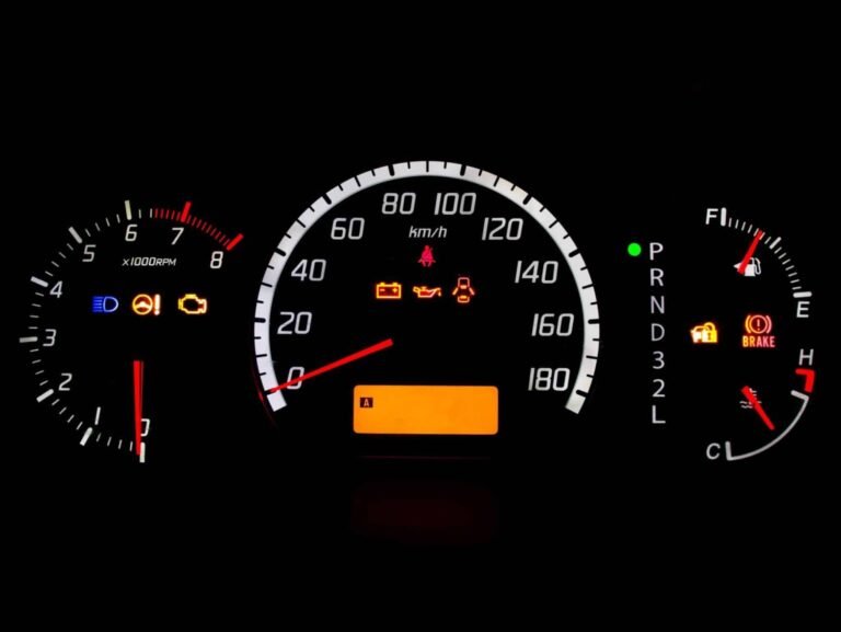 Conviene scegliere un finanziamento auto con assicurazione furto e incendio 4 auto parcheggiata con lucchetto simbolico