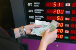 banco con banconote e cambio valuta