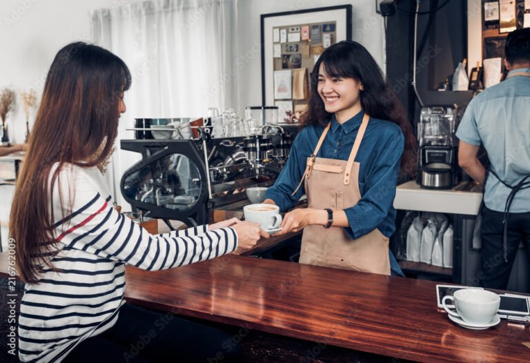 Quanto Costa Aprire Un Bar Guida Completa Ai Costi Iniziali 1 bancone bar con clienti e caffe caldo