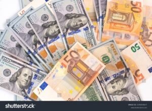 banconote di dollari e euro affiancate 1