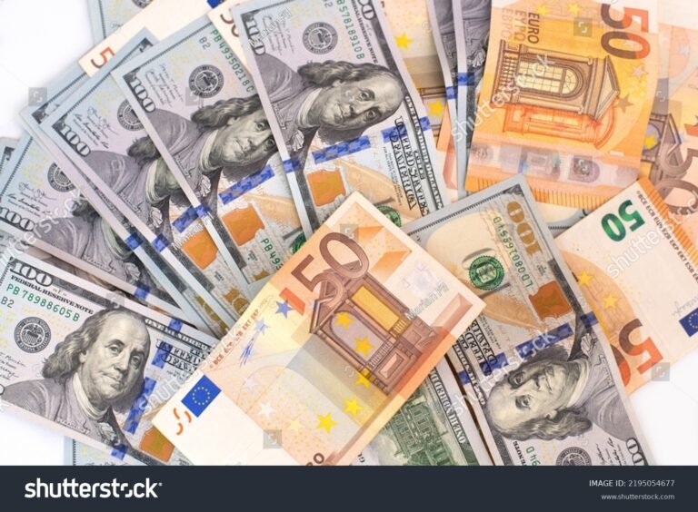 banconote di dollari e euro affiancate 1