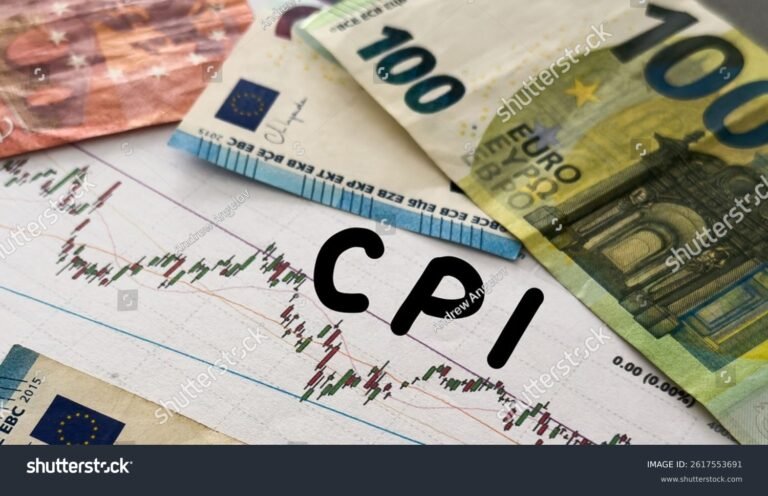 Qual È L'Attuale Tasso Di Interesse In Italia E Come Influisce Su Di Te 12 banconote italiane con grafico in crescita sfocato