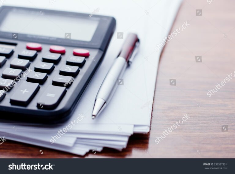 Come si Calcolano gli Interessi sul Mutuo e Quanto Incidono 7 calcolatrice con fogli e penna su tavolo