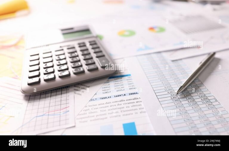 calcolatrice e documenti finanziari sul tavolo