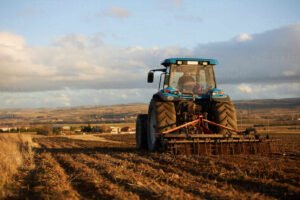 campi agricoli con trattore al lavoro