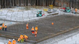 cantiere edile con operai al lavoro