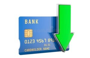carta di credito con monete e freccia verde