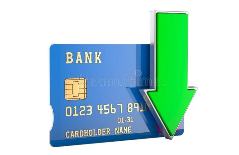 carta di credito con monete e freccia verde