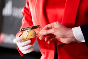 carta di credito unicredit in mano cliente