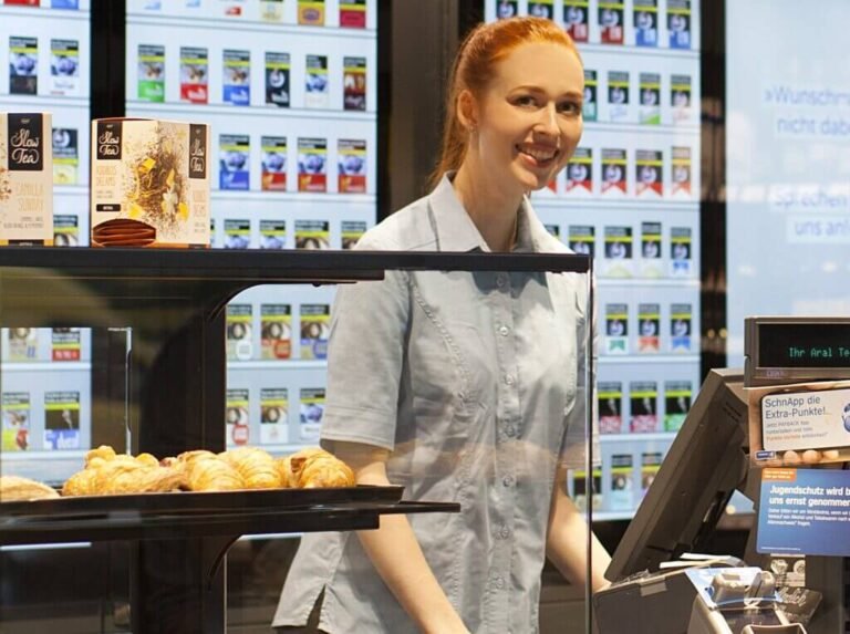 carte prepagate in mano a un tabaccaio