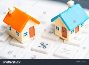 casa con calcolatrice e tassi di interesse