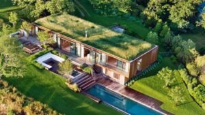casa ecologica circondata da natura verde