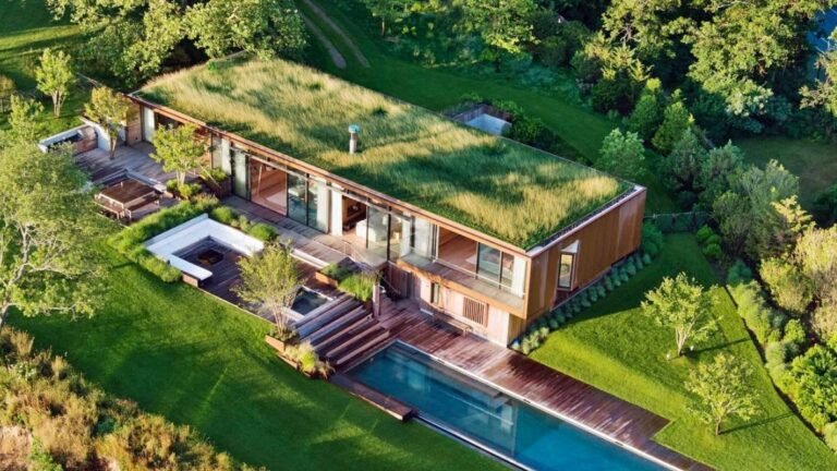 casa ecologica circondata da natura verde