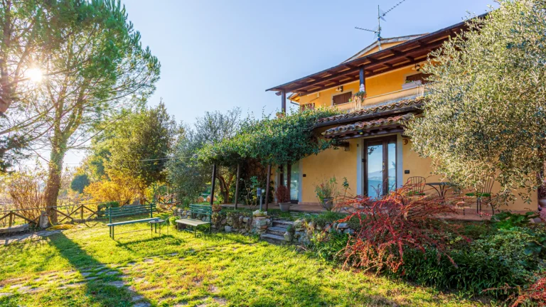 casa tradizionale umbra con giardino fiorito