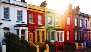 case colorate in un quartiere accogliente