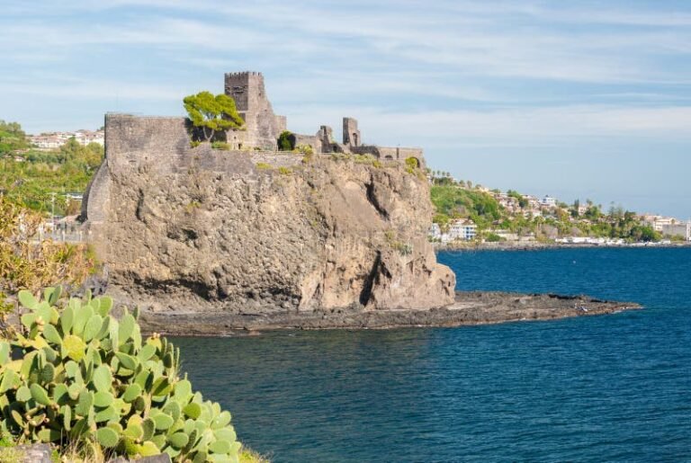 castello normanno su scogliera marina