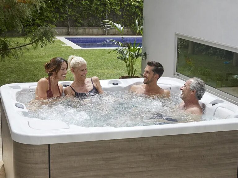 centro benessere con vasca idromassaggio esterna