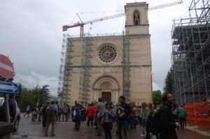 centro storico de laquila con persone al lavoro
