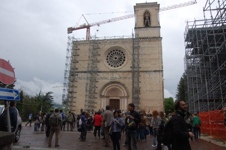 centro storico de laquila con persone al lavoro