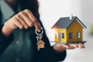 chiavi di casa con contratto e banca