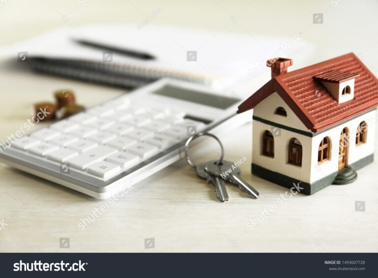 Quanto Costa Fare Un Atto Di Vendita Casa: Spese E Tasse 3 chiavi di casa con documenti e calcolatrice