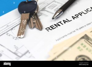 chiavi di casa su tavolo con contratto