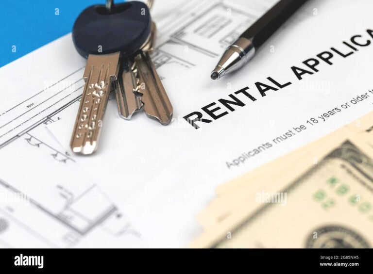 Quanto Costa il Passaggio di Proprietà di una Casa in Italia 2 chiavi di casa su tavolo con contratto