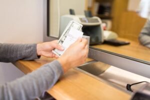 cliente che preleva contanti allo sportello bancario