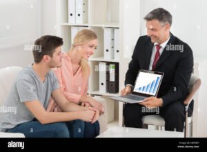 cliente felice che usa laptop con grafici finanziari