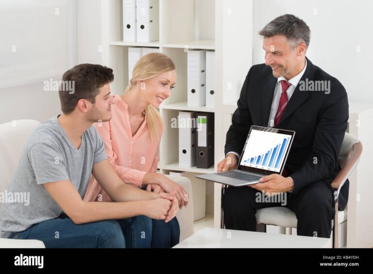 cliente felice che usa laptop con grafici finanziari