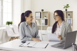 cliente felice in banca con consulente sorridente