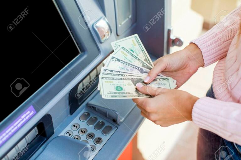 cliente preleva contanti da sportello atm postepay