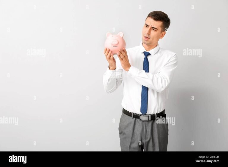 Come Denunciare un Comportamento Scorretto della Banca in Modo Efficace 2 cliente preoccupato con banca sullo sfondo