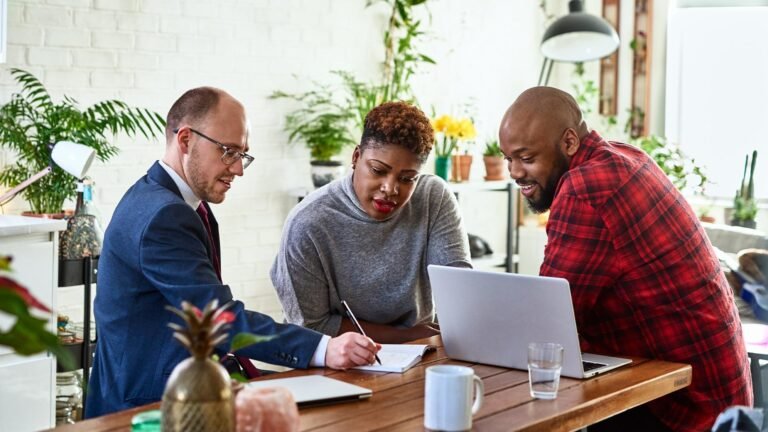 consulente finanziario che consiglia clienti in ufficio