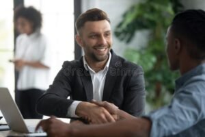 consulente finanziario con clienti in banca moderna