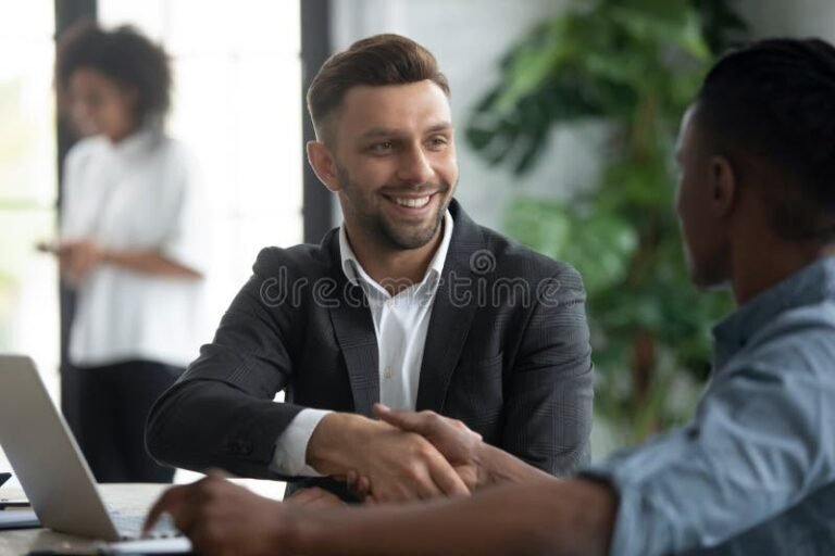 consulente finanziario con clienti in banca moderna