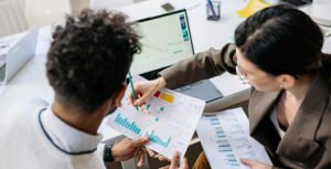 consulente finanziario con grafici e clienti
