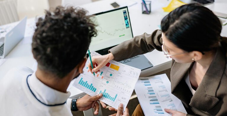 consulente finanziario con grafici e clienti